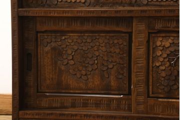 中古　美品　軽井沢彫り　隅々まで施された桜の彫刻が美しい収納棚(戸棚、飾り棚、キャビネット)(R-059454)