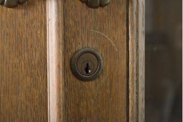 和製ビンテージ　神戸洋家具　オーク材　シンプルなデザインの中に品の良さが感じられるキャビネット(食器棚、収納棚、戸棚、ヴィンテージ)(R-059459)