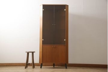 イギリスビンテージ　TURNIDGE OF LONDON(ターニッジオブロンドン)　チーク材　北欧スタイルのお部屋に取り入れたいコーナーキャビネット(飾り棚、戸棚、収納棚、ヴィンテージ)(R-059461)