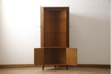 イギリスビンテージ　TURNIDGE OF LONDON(ターニッジオブロンドン)　チーク材　北欧スタイルのお部屋に取り入れたいコーナーキャビネット(飾り棚、戸棚、収納棚、ヴィンテージ)(R-059461)