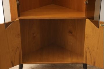 イギリスビンテージ　TURNIDGE OF LONDON(ターニッジオブロンドン)　チーク材　北欧スタイルのお部屋に取り入れたいコーナーキャビネット(飾り棚、戸棚、収納棚、ヴィンテージ)(R-059461)