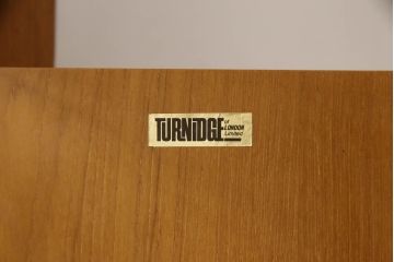 イギリスビンテージ　TURNIDGE OF LONDON(ターニッジオブロンドン)　チーク材　北欧スタイルのお部屋に取り入れたいコーナーキャビネット(飾り棚、戸棚、収納棚、ヴィンテージ)(R-059461)