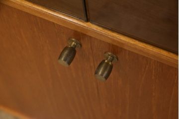 イギリスビンテージ　TURNIDGE OF LONDON(ターニッジオブロンドン)　チーク材　北欧スタイルのお部屋に取り入れたいコーナーキャビネット(飾り棚、戸棚、収納棚、ヴィンテージ)(R-059461)