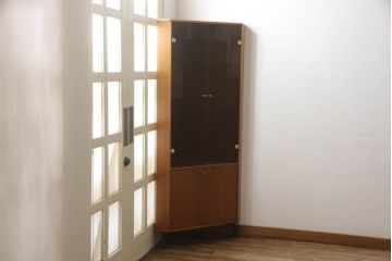 イギリスビンテージ　TURNIDGE OF LONDON(ターニッジオブロンドン)　チーク材　北欧スタイルのお部屋に取り入れたいコーナーキャビネット(飾り棚、戸棚、収納棚、ヴィンテージ)(R-059461)