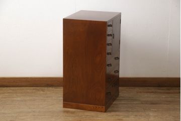中古　高級品　総漆塗り　三方欅材・中桐材　個性的な取っ手が目を引く指物箪笥(定価約38万円)(チェスト、和タンス、収納箪笥、引き出し)(R-059462)