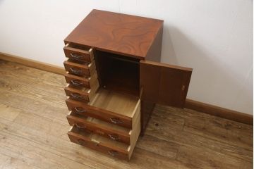 中古　高級品　総漆塗り　三方欅材・中桐材　個性的な取っ手が目を引く指物箪笥(定価約38万円)(チェスト、和タンス、収納箪笥、引き出し)(R-059462)