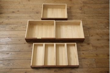 中古　高級品　総漆塗り　三方欅材・中桐材　個性的な取っ手が目を引く指物箪笥(定価約38万円)(チェスト、和タンス、収納箪笥、引き出し)(R-059462)
