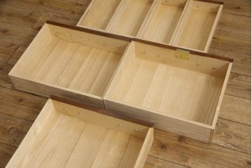 中古　高級品　総漆塗り　三方欅材・中桐材　個性的な取っ手が目を引く指物箪笥(定価約38万円)(チェスト、和タンス、収納箪笥、引き出し)(R-059462)