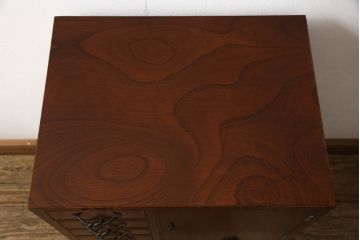 中古　高級品　総漆塗り　三方欅材・中桐材　個性的な取っ手が目を引く指物箪笥(定価約38万円)(チェスト、和タンス、収納箪笥、引き出し)(R-059462)