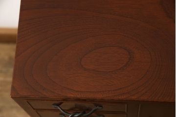中古　高級品　総漆塗り　三方欅材・中桐材　個性的な取っ手が目を引く指物箪笥(定価約38万円)(チェスト、和タンス、収納箪笥、引き出し)(R-059462)