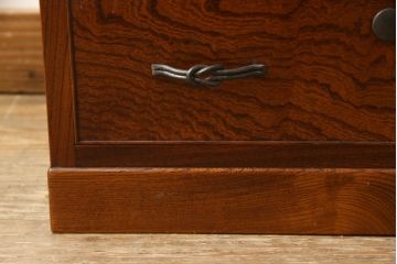 中古　高級品　総漆塗り　三方欅材・中桐材　個性的な取っ手が目を引く指物箪笥(定価約38万円)(チェスト、和タンス、収納箪笥、引き出し)(R-059462)