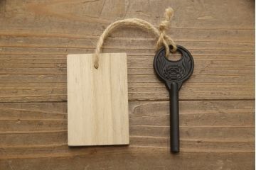 中古　高級品　総漆塗り　三方欅材・中桐材　個性的な取っ手が目を引く指物箪笥(定価約38万円)(チェスト、和タンス、収納箪笥、引き出し)(R-059462)