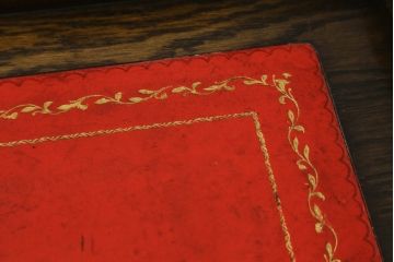 ベルギービンテージ　オーク材　赤いレザーがアクセントになる、クラシカルな佇まいのサイドデスク(サイドテーブル、コンソールテーブル、ヴィンテージ、在宅用、在宅ワーク)(R-059466)