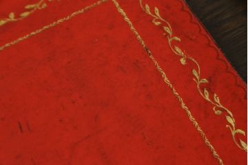 ベルギービンテージ　オーク材　赤いレザーがアクセントになる、クラシカルな佇まいのサイドデスク(サイドテーブル、コンソールテーブル、ヴィンテージ、在宅用、在宅ワーク)(R-059466)