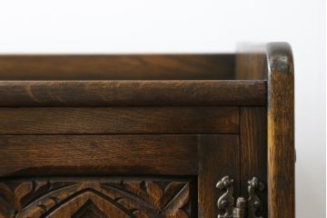 ベルギービンテージ　オーク材　赤いレザーがアクセントになる、クラシカルな佇まいのサイドデスク(サイドテーブル、コンソールテーブル、ヴィンテージ、在宅用、在宅ワーク)(R-059466)