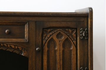 ベルギービンテージ　オーク材　赤いレザーがアクセントになる、クラシカルな佇まいのサイドデスク(サイドテーブル、コンソールテーブル、ヴィンテージ、在宅用、在宅ワーク)(R-059466)