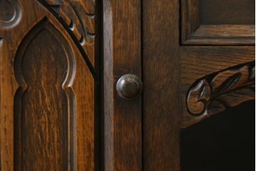 ベルギービンテージ　オーク材　赤いレザーがアクセントになる、クラシカルな佇まいのサイドデスク(サイドテーブル、コンソールテーブル、ヴィンテージ、在宅用、在宅ワーク)(R-059466)