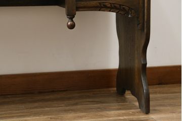 ベルギービンテージ　オーク材　赤いレザーがアクセントになる、クラシカルな佇まいのサイドデスク(サイドテーブル、コンソールテーブル、ヴィンテージ、在宅用、在宅ワーク)(R-059466)