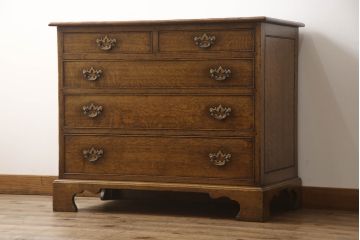 中古　美品　高級輸入家具　オーク材　金具のデザインがおしゃれ!アンティーク調のチェスト(サイドチェスト、引き出し)(R-059467)