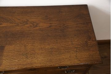 中古　美品　高級輸入家具　オーク材　金具のデザインがおしゃれ!アンティーク調のチェスト(サイドチェスト、引き出し)(R-059467)