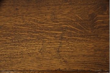 中古　美品　高級輸入家具　オーク材　金具のデザインがおしゃれ!アンティーク調のチェスト(サイドチェスト、引き出し)(R-059467)