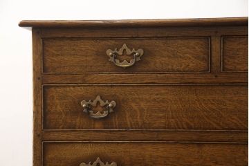 中古　美品　高級輸入家具　オーク材　金具のデザインがおしゃれ!アンティーク調のチェスト(サイドチェスト、引き出し)(R-059467)