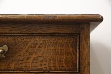 中古　美品　高級輸入家具　オーク材　金具のデザインがおしゃれ!アンティーク調のチェスト(サイドチェスト、引き出し)(R-059467)