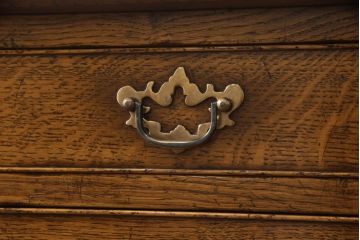中古　美品　高級輸入家具　オーク材　金具のデザインがおしゃれ!アンティーク調のチェスト(サイドチェスト、引き出し)(R-059467)