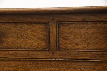 中古　美品　高級輸入家具　オーク材　金具のデザインがおしゃれ!アンティーク調のチェスト(サイドチェスト、引き出し)(R-059467)