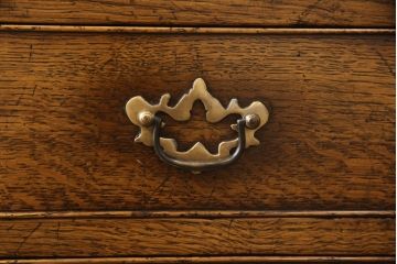 中古　美品　高級輸入家具　オーク材　金具のデザインがおしゃれ!アンティーク調のチェスト(サイドチェスト、引き出し)(R-059467)
