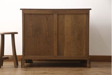 中古　美品　高級輸入家具　オーク材　金具のデザインがおしゃれ!アンティーク調のチェスト(サイドチェスト、引き出し)(R-059467)