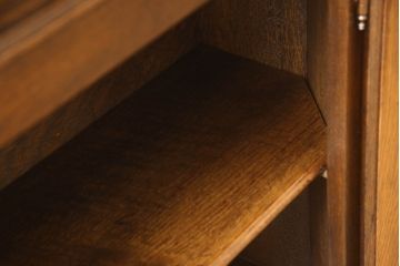ベルギービンテージ　オーク材　濃淡のある色合いと古びた風合いが趣深いサイドボード(サイドキャビネット、収納棚、ヴィンテージ)(R-059472)