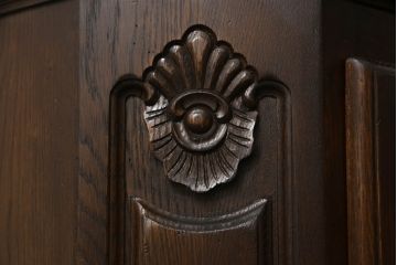 ベルギービンテージ　オーク材　濃淡のある色合いと古びた風合いが趣深いサイドボード(サイドキャビネット、収納棚、ヴィンテージ)(R-059472)