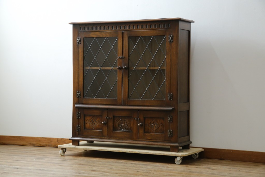 ヨーロッパビンテージ　オーク材　ステンドグラス扉がおしゃれ!凝ったデザインが魅力的なキャビネット　(R-059473)