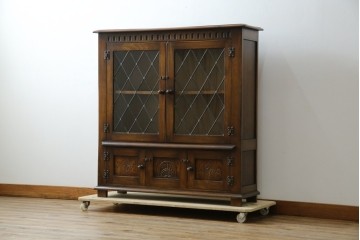 ヨーロッパビンテージ　オーク材　ステンドグラス扉がおしゃれ!凝ったデザインが魅力的なキャビネット　(R-059473)