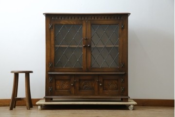 ヨーロッパビンテージ　オーク材　ステンドグラス扉がおしゃれ!凝ったデザインが魅力的なキャビネット　(R-059473)