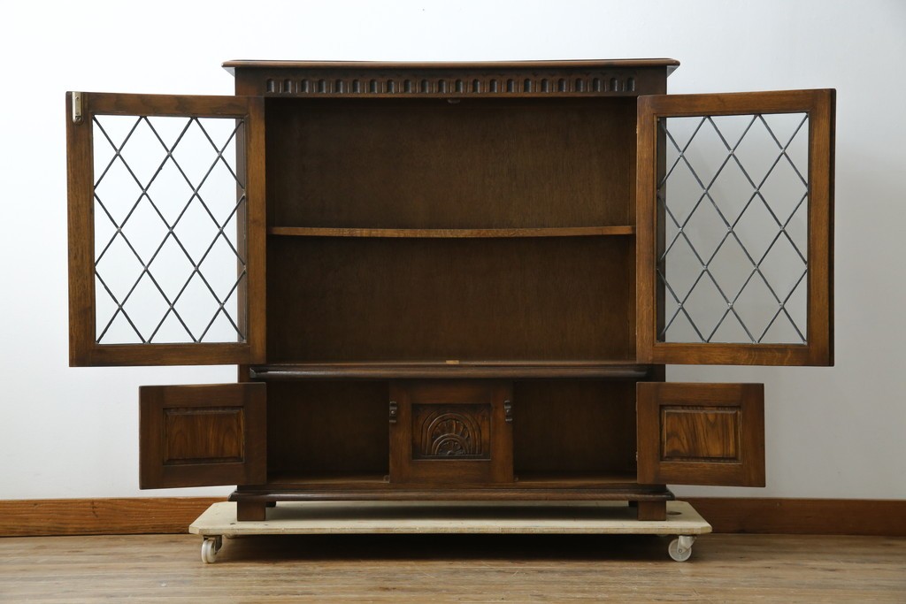 ヨーロッパビンテージ　オーク材　ステンドグラス扉がおしゃれ!凝ったデザインが魅力的なキャビネット　(R-059473)