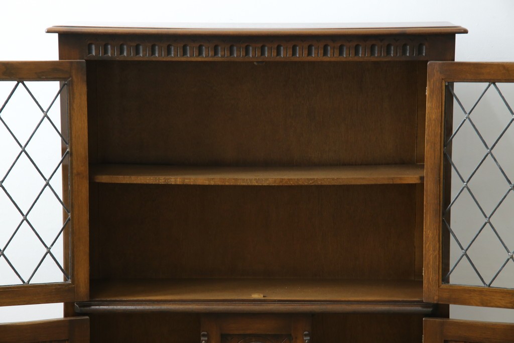 ヨーロッパビンテージ　オーク材　ステンドグラス扉がおしゃれ!凝ったデザインが魅力的なキャビネット　(R-059473)