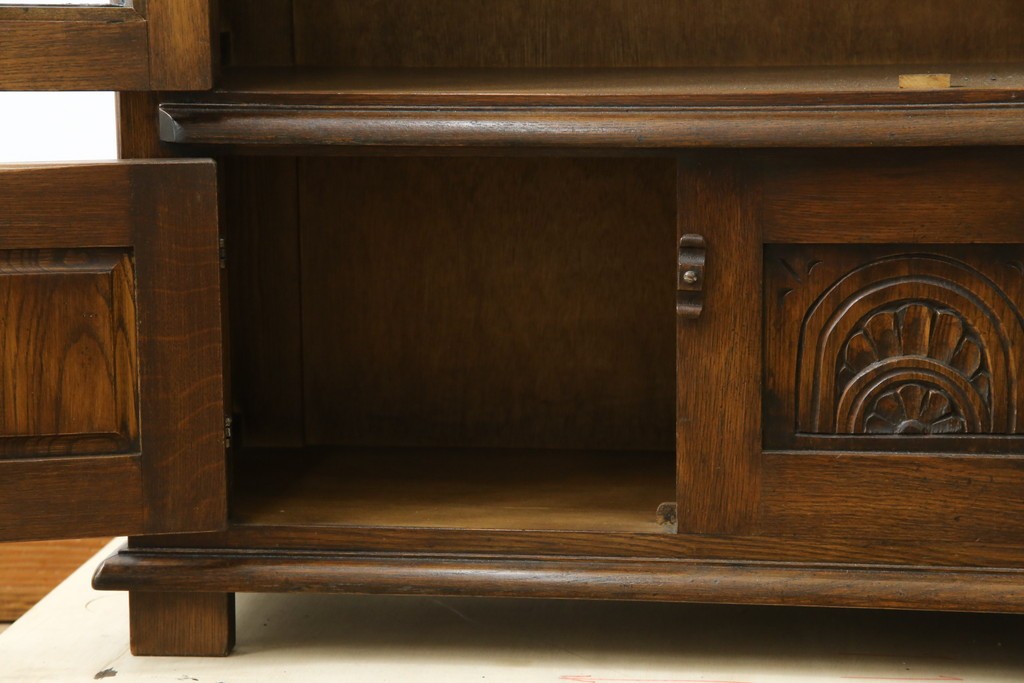 ヨーロッパビンテージ　オーク材　ステンドグラス扉がおしゃれ!凝ったデザインが魅力的なキャビネット　(R-059473)