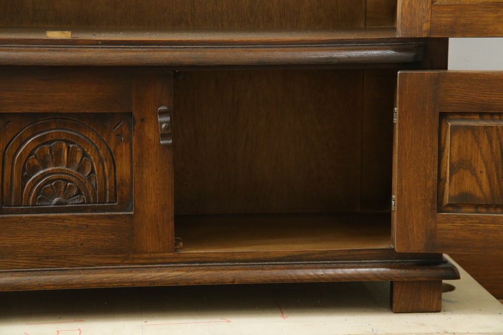 ヨーロッパビンテージ　オーク材　ステンドグラス扉がおしゃれ!凝ったデザインが魅力的なキャビネット　(R-059473)