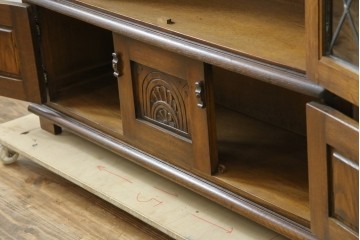 ヨーロッパビンテージ　オーク材　ステンドグラス扉がおしゃれ!凝ったデザインが魅力的なキャビネット　(R-059473)