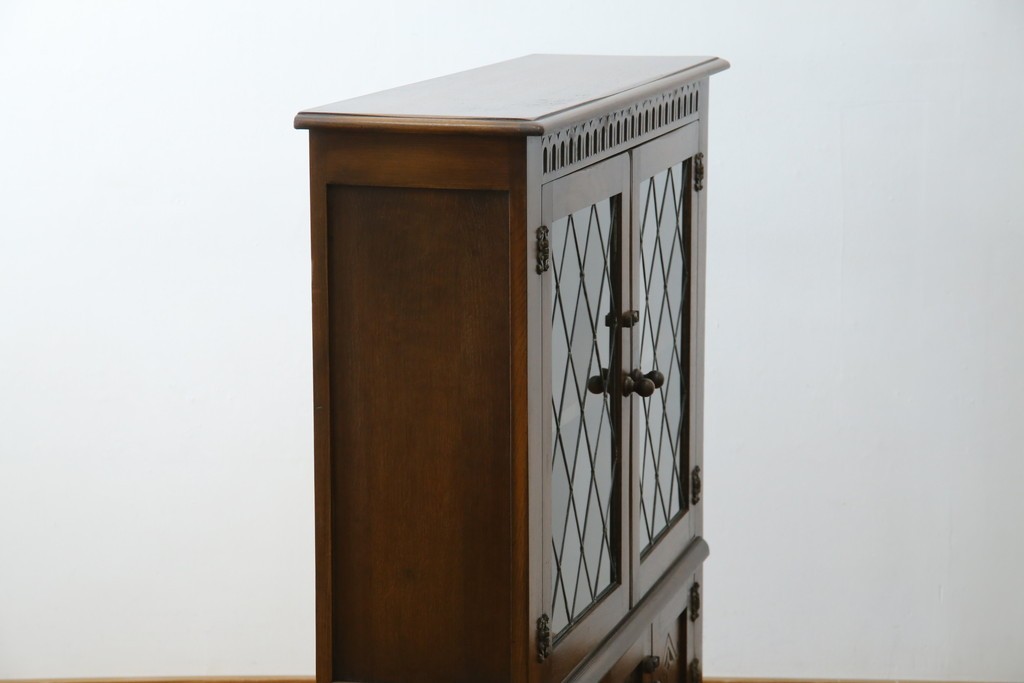 ヨーロッパビンテージ　オーク材　ステンドグラス扉がおしゃれ!凝ったデザインが魅力的なキャビネット　(R-059473)