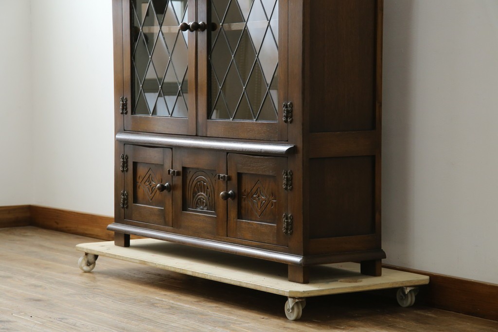 ヨーロッパビンテージ　オーク材　ステンドグラス扉がおしゃれ!凝ったデザインが魅力的なキャビネット　(R-059473)