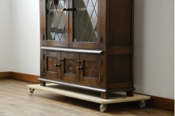 ヨーロッパビンテージ　オーク材　ステンドグラス扉がおしゃれ!凝ったデザインが魅力的なキャビネット　(R-059473)