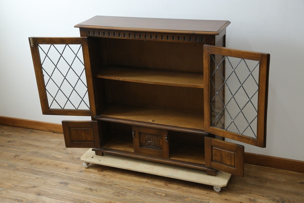 ヨーロッパビンテージ　オーク材　ステンドグラス扉がおしゃれ!凝ったデザインが魅力的なキャビネット　(R-059473)