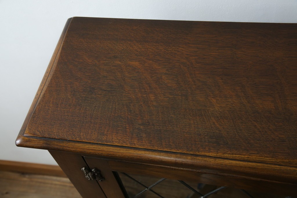 ヨーロッパビンテージ　オーク材　ステンドグラス扉がおしゃれ!凝ったデザインが魅力的なキャビネット　(R-059473)