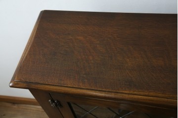 ヨーロッパビンテージ　オーク材　ステンドグラス扉がおしゃれ!凝ったデザインが魅力的なキャビネット　(R-059473)