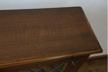 ヨーロッパビンテージ　オーク材　ステンドグラス扉がおしゃれ!凝ったデザインが魅力的なキャビネット　(R-059473)