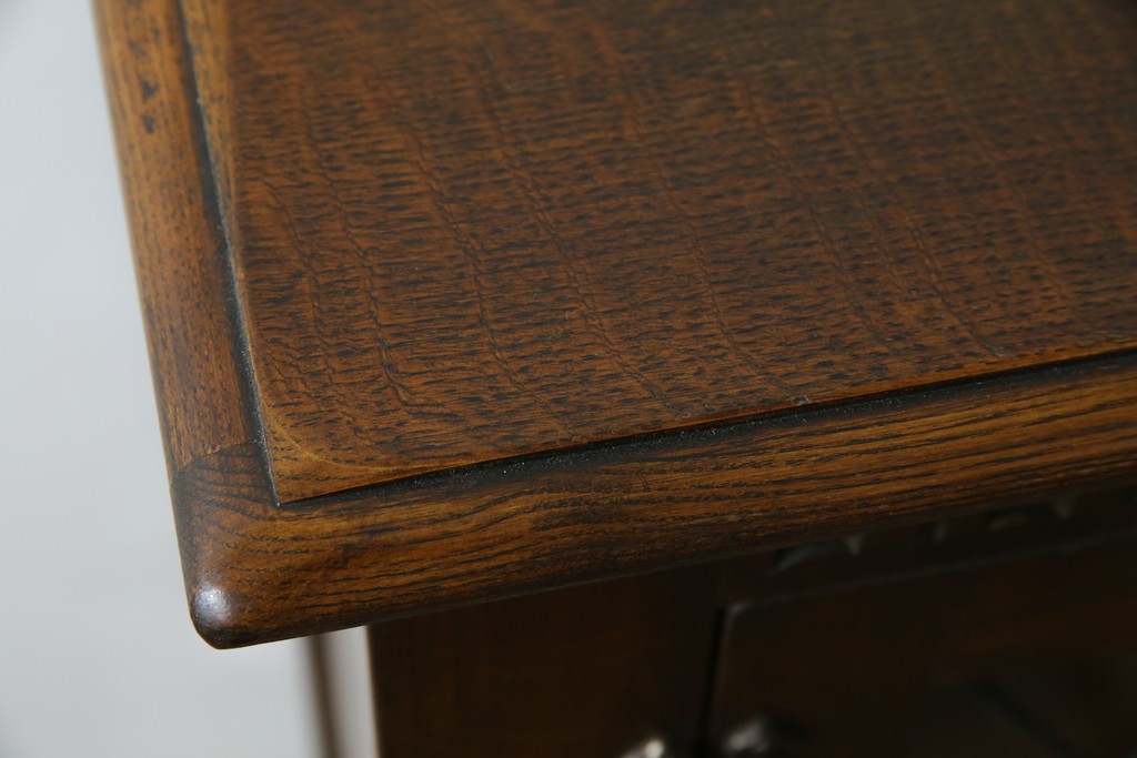 ヨーロッパビンテージ　オーク材　ステンドグラス扉がおしゃれ!凝ったデザインが魅力的なキャビネット　(R-059473)