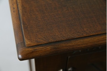 ヨーロッパビンテージ　オーク材　ステンドグラス扉がおしゃれ!凝ったデザインが魅力的なキャビネット　(R-059473)